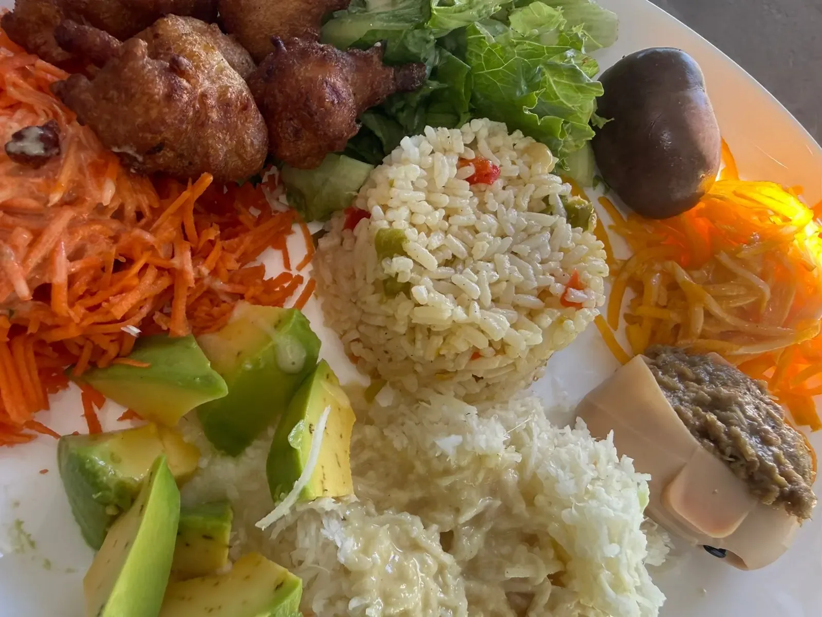 Assiette Martinique : acras, crudités, avocat, boudin, crabe farci, riz