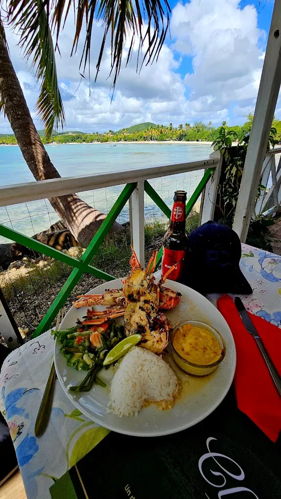 Grillade de langouste et crevettes en terrasse, vue sur la mer
