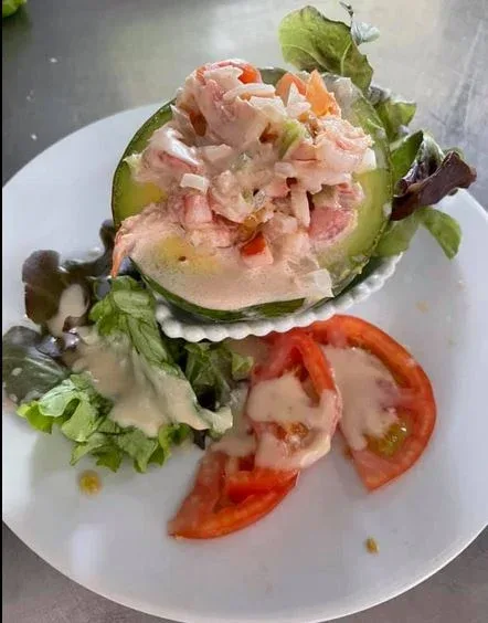 Avocat aux crevettes sur lit de salade